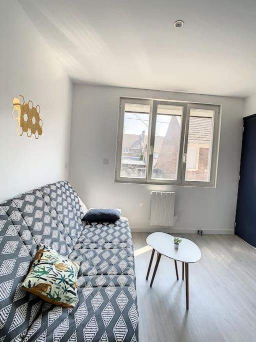 Cosy T2 Wifi Parking Proche Gare Centre Ville Сен-Кантен Екстериор снимка