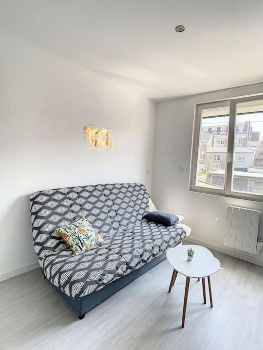 Cosy T2 Wifi Parking Proche Gare Centre Ville Сен-Кантен Екстериор снимка